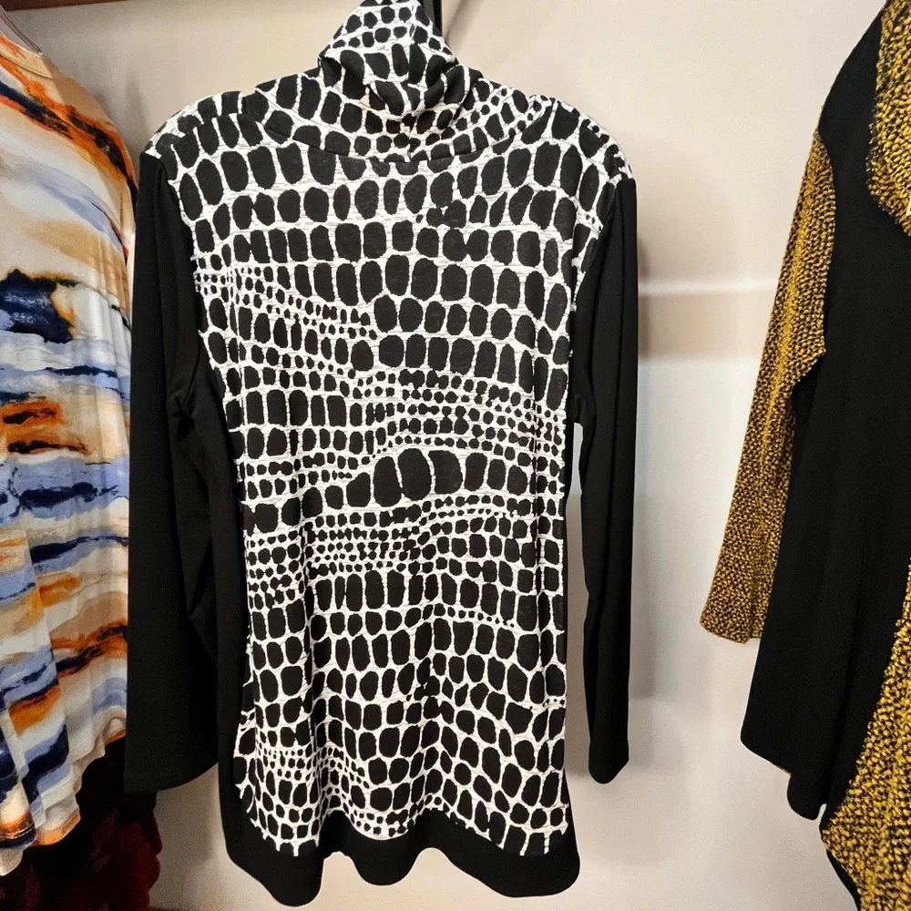Pure Essence Black and White Snakeskin Patterned Top NWT Medium - Picture 6 of 6